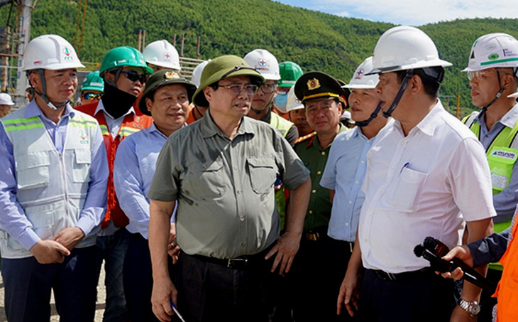 Thủ tướng Phạm Minh Chính kiểm tra các công trình trọng điểm tại Quảng Bình - Ảnh: B.Q.B