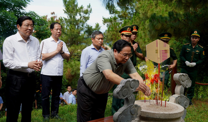 Thủ tướng Phạm Minh Chính đến viếng mộ Đại tướng Võ Nguyên Giáp tại Vũng Chùa - Đảo Yến - Ảnh: B.Q.B