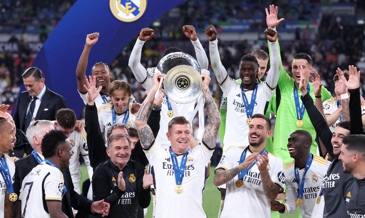 Toni Kroos với danh hiệu Champions League thứ 6 và cũng là cuối cùng trong sự nghiệp cầu thủ - Ảnh: GETTY