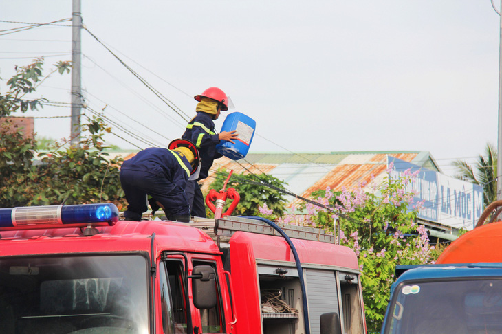 Lực lượng phòng cháy chữa cháy tác nghiệp 