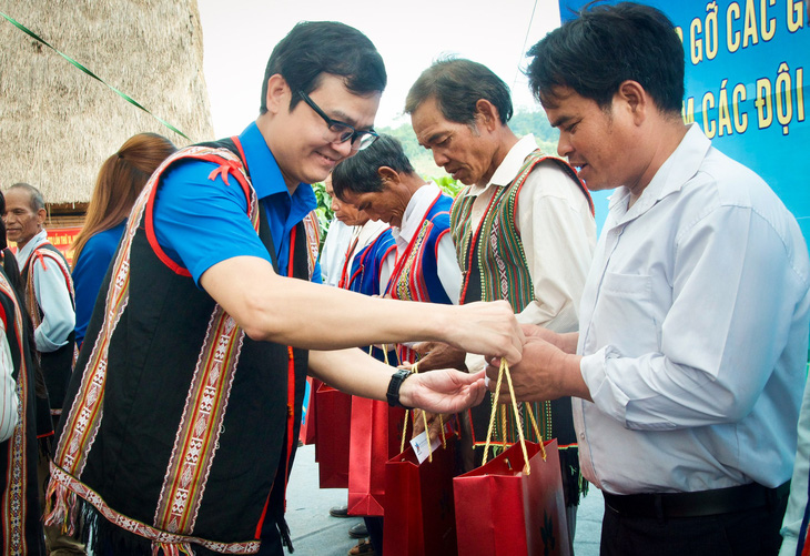 Anh Bùi Quang Huy trao quà cho các già làng, trưởng bản và người có uy tín tại tỉnh Kon Tum - Ảnh: NGỌC LÂM 