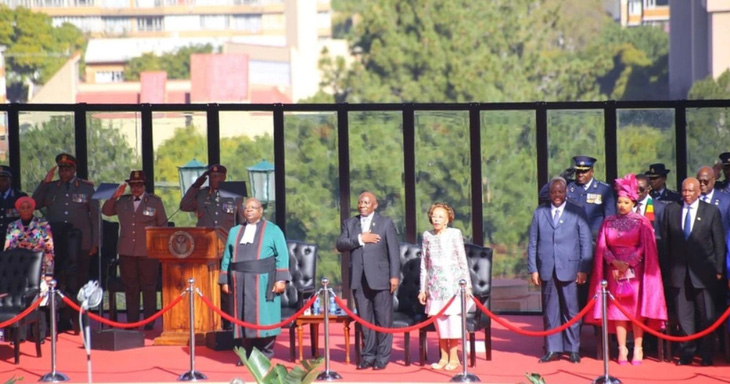 Tổng thống Cyril Ramaphosa cùng chánh án Raymond Zondo hát quốc ca kết thúc lễ nhậm chức hôm 19-6 - Ảnh: TTXVN