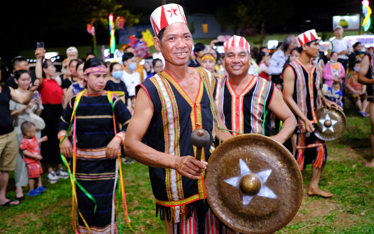 Nữ họa sĩ xứ Huế Hồ Thị Xuân Thu 'say' chuyện làng Tây Nguyên - Ảnh 3.