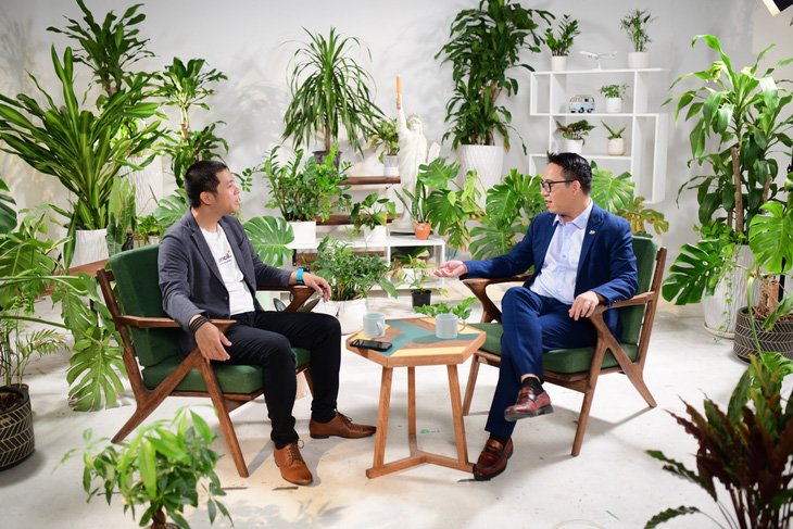 Với sự dẫn dắt cởi mở của host Nguyễn Tiến Huy, câu chuyện thích ứng với xu thế AI của doanh nghiệp đã được CMO FPT Võ Đặng Phát chia sẻ trong tập 8 của Đi cùng thương hiệu, mùa 2 - Ảnh: QUANG ĐỊNH