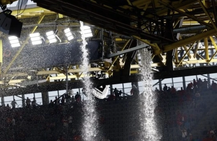 Mái che bị dột: hình ảnh khó tin tại một giải đấu bóng đá lớn nhất khu vực châu Âu. 