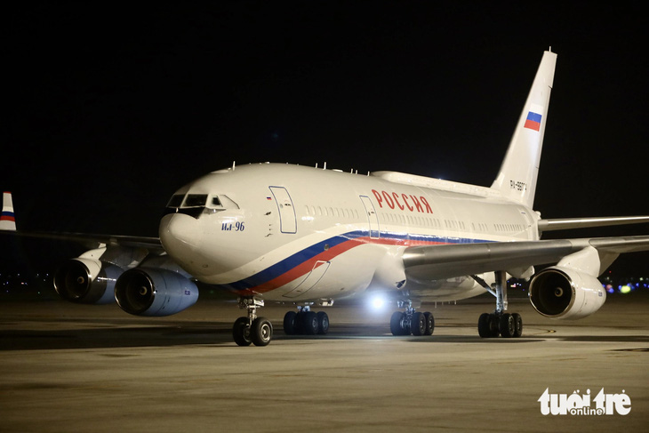 Lúc 1h40 sáng 20-6, một chuyên cơ Ilyushin Il-96-300 PU của phái đoàn Tổng thống Nga Vladimir Putin đã đáp xuống sân bay quốc tế Nội Bài (Hà Nội) - Ảnh: NGUYỄN KHÁNH