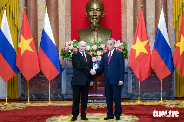 Chủ tịch nước Tô Lâm và Tổng thống Putin chụp ảnh trong Phủ Chủ tịch - Ảnh: NAM TRẦN