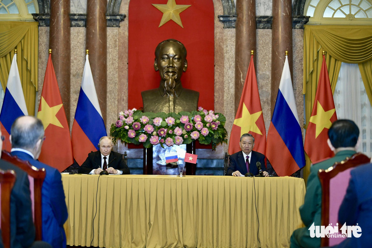 Chủ tịch nước Tô Lâm và Tổng thống Putin tại cuộc gặp báo chí - Ảnh: NAM TRẦN