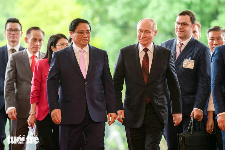 Thủ tướng Phạm Minh Chính đón Tổng thống Liên bang Nga Vladimir Putin - Ảnh: NAM TRẦN
