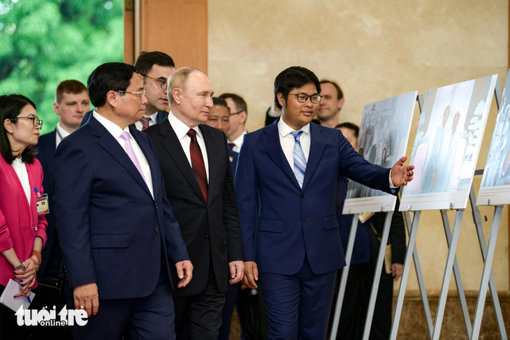Thủ tướng Phạm Minh Chính và Tổng thống Liên bang Nga Vladimir Putin xem trưng bày ảnh về quan hệ Việt - Nga - Ảnh: NAM TRẦN
