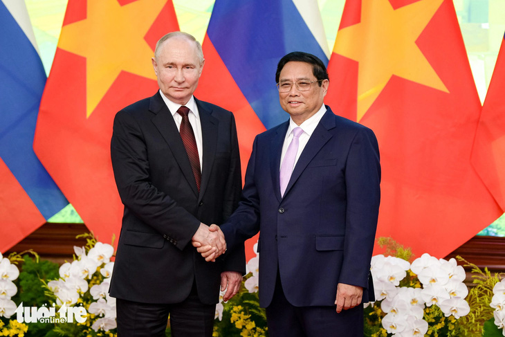 Thủ tướng Phạm Minh Chính và Tổng thống Liên bang Nga Vladimir Putin chụp ảnh chung tại buổi hội kiến - Ảnh: NAM TRẦN