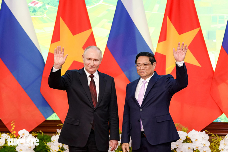 Thủ tướng Phạm Minh Chính và Tổng thống Liên bang Nga Vladimir Putin chụp ảnh chung - Ảnh: NAM TRẦN