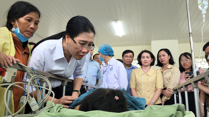 Bà Bùi Thị Quỳnh Vân, bí thư Tỉnh ủy Quảng Ngãi, đến thăm hai cháu bé ở bệnh viện