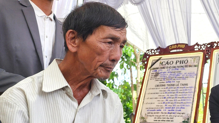 Ông Phạm Văn Nhi, ông ngoại của hai cháu bé, đau khổ khi thảm kịch ập xuống gia đình con cháu mình - Ảnh: T.MAI