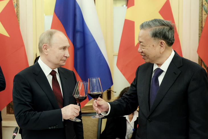 Chủ tịch nước Tô Lâm và Tổng thống Nga Putin tại tiệc chiêu đãi cấp Nhà nước - Ảnh: NGUYỄN KHÁNH