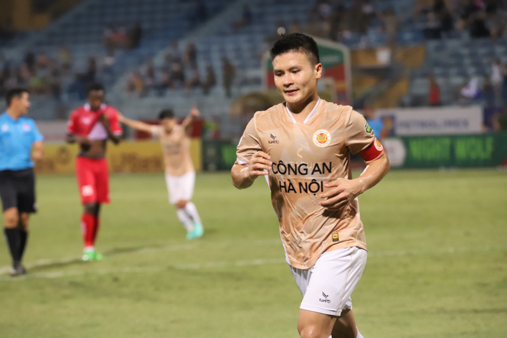 Quang Hải được giao tấm băng đội trưởng ở CLB Công An Hà Nội và hiện đã có 8 bàn thắng tại V-League 2023 - 2024 - Ảnh: MINH ĐỨC