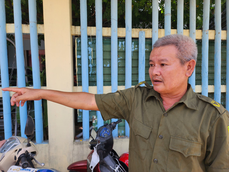 Ông Võ Toán, công an viên thôn 4, xã Nghĩa Dõng, kể lại phút giây tiếp cận hiện trường vụ án, đưa hai cháu bé đi cấp cứu - Ảnh: TRẦN MAI