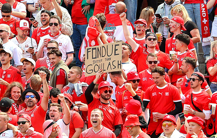 Hình ảnh CĐV Thụy Sĩ với tấm biển “fondue ngon hơn goulash” trở nên nổi tiếng tại Euro 2024 - Ảnh: Getty