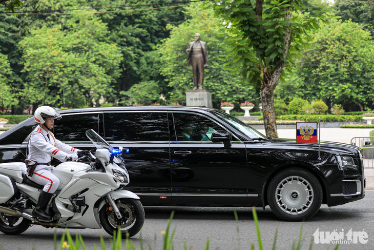 Đoàn xe đặc chủng Tổng thống Nga Putin đi qua tượng đài Lênin hướng về Phủ Chủ tịch. Trong ảnh là chiếc limousine siêu sang Aurus Senat - Ảnh: DANH KHANG