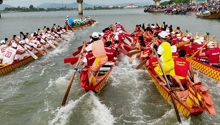 Chính quyền phường bắt dân đóng quỹ đua thuyền để phục vụ đội đua thuyền tham gia lễ hội đua thuyền hằng năm vào dịp Quốc khánh - Ảnh: QUỐC NAM