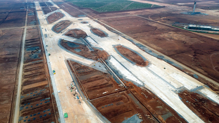 Hạng mục đường cất hạ cánh thuộc gói thầu 4.6, dự án thành phần 3 sân bay Long Thành vượt tiến độ 2 tháng so với kế hoạch - Ảnh: A LỘC