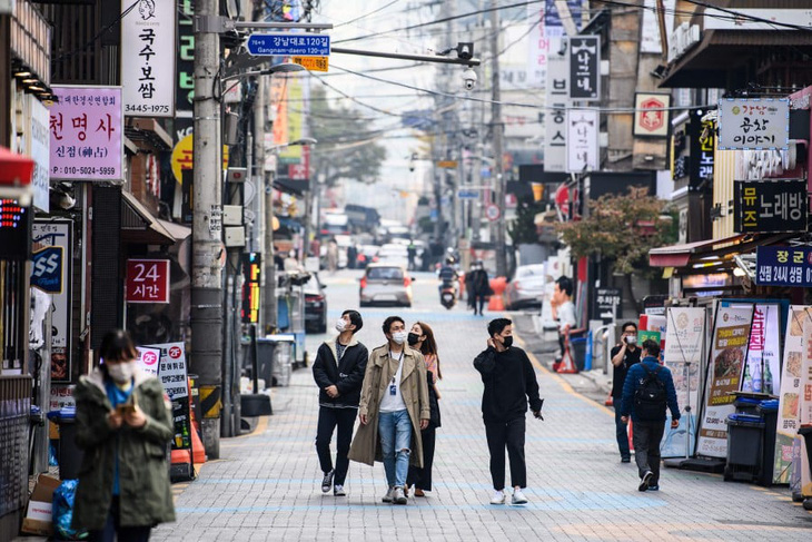Người dân đi trên một con đường nhỏ ở Seoul - Ảnh: AFP