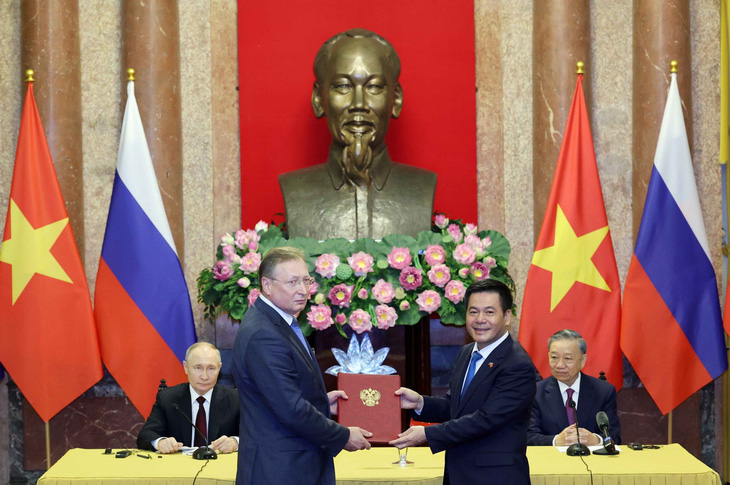 Chủ tịch nước Tô Lâm và Tổng thống Liên bang Nga Vladimir Putin chứng kiến trao các văn kiện đã ký kết giữa hai nước - Ảnh: TTXVN