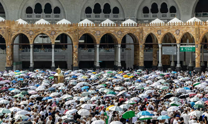 Các tín đồ thực hiện nghi thức Hồi giáo quanh nhà thờ Kaaba tại Thánh đường Hồi giáo Al-Masjid Al-Haram dưới cái nắng thiêu đốt - Ảnh: AFP