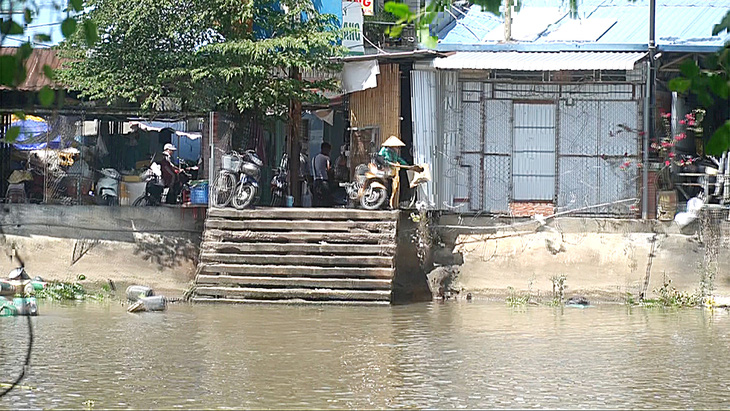 Người dân vứt rác xuống sông Bảo Định, đoạn chảy qua chợ Thạnh Trị, TP Mỹ Tho, tỉnh Tiền Giang  - Ảnh: MẬU TRƯỜNG