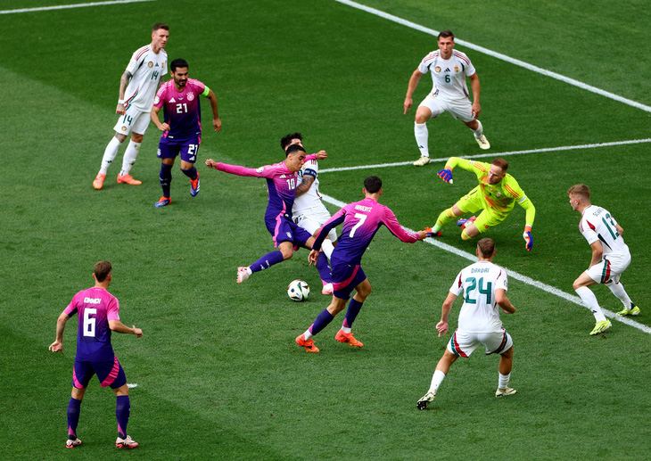 Tình huống gây tranh cãi ở bàn thắng mở tỉ số của tuyển Đức - Ảnh: Reuters