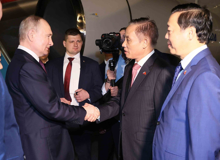 Trưởng Ban Đối ngoại Trung ương Lê Hoài Trung và Phó Thủ tướng Trần Hồng Hà đón Tổng thống LB Nga Vladimir Putin tại Sân bay quốc tế Nội Bài rạng sáng 20-6 - Ảnh: TTXVN