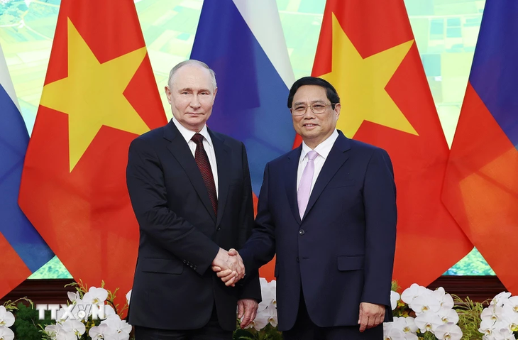 Thủ tướng Phạm Minh Chính và Tổng thống Liên bang Nga Vladimir Putin chụp ảnh chung - Ảnh: TTXVN