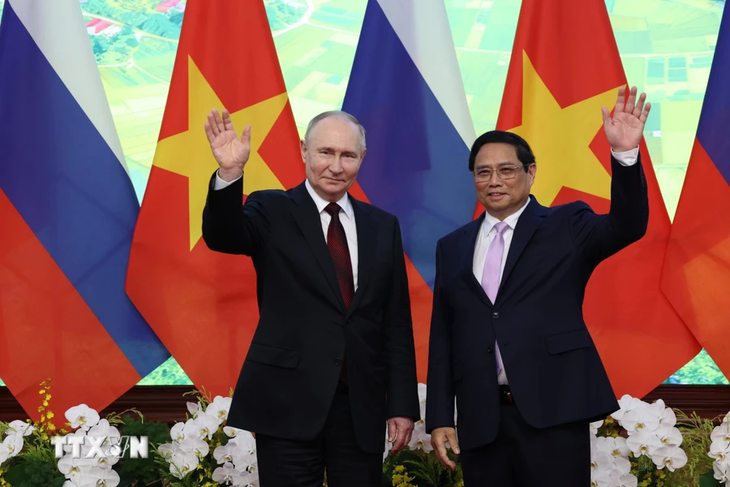 Thủ tướng Phạm Minh Chính và Tổng thống Liên bang Nga Vladimir Putin chụp ảnh chung - Ảnh: TTXVN