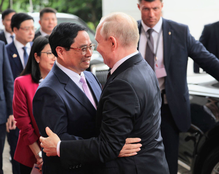Thủ tướng Phạm Minh Chính vui mừng chào đón Tổng thống Putin thăm cấp Nhà nước đến Việt Nam đúng vào dịp hai nước kỷ niệm 30 năm Hiệp ước về các nguyên tắc cơ bản của quan hệ hữu nghị Việt Nam - Nga - Ảnh: VGP
