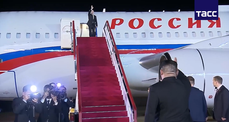 Ông Putin vẫy tay chào trước khi lên máy bay - Ảnh cắt từ clip