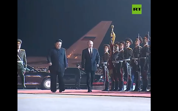 Nhà lãnh đạo Triều Tiên Kim Jong Un cùng nhiều quan chức đến sân bay tiễn ông Putin - Ảnh cắt từ clip