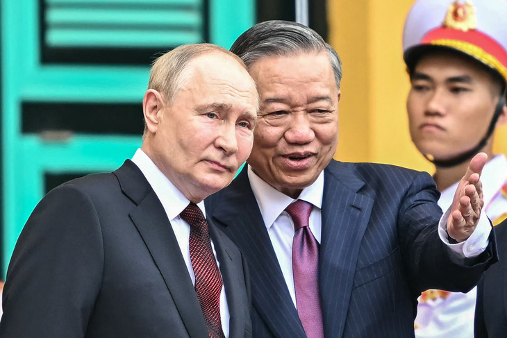 Chủ tịch nước Tô Lâm trao đổi với Tổng thống Vladimir Putin tại Phủ Chủ tịch ngày 20-6 - Ảnh: AFP