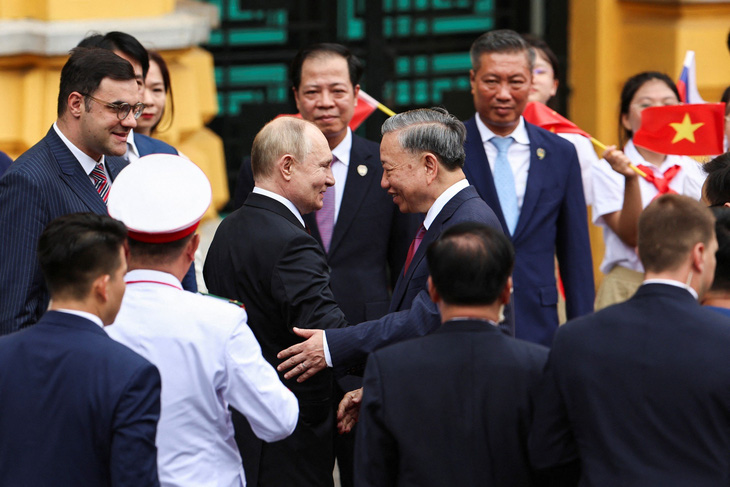 Chủ tịch nước Tô Lâm chủ trì lễ đón Tổng thống Putin - Ảnh: REUTERS