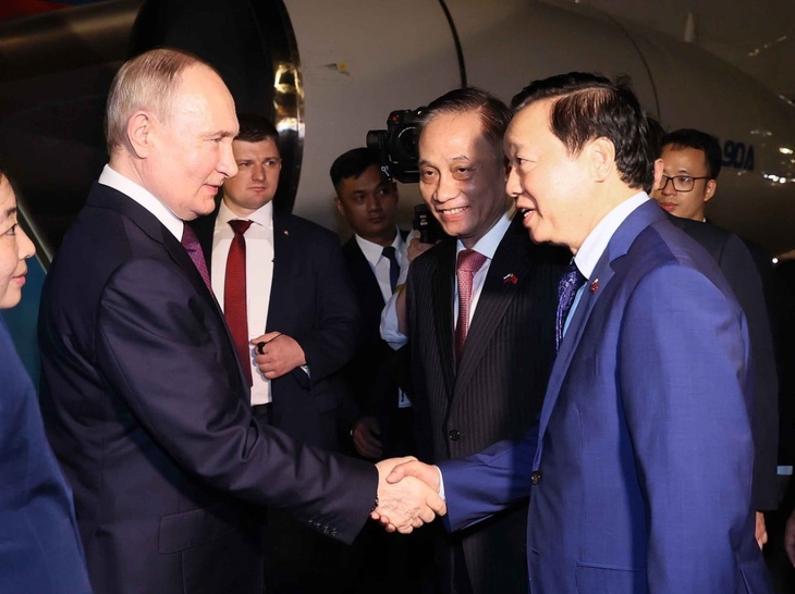 Trưởng Ban Đối ngoại Trung ương Lê Hoài Trung và Phó Thủ tướng Trần Hồng Hà đón Tổng thống LB Nga Vladimir Putin tại Sân bay quốc tế Nội Bài sáng sớm 20-6 - Ảnh: TTXVN