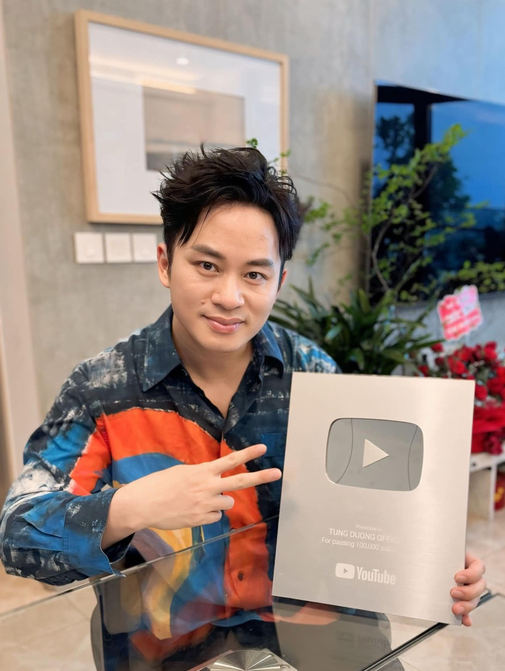Tùng Dương khoe vừa nhận nút bạc YouTube và sẽ hợp tác với nghệ sĩ gen Z trong thời gian tới - Ảnh: NVCC