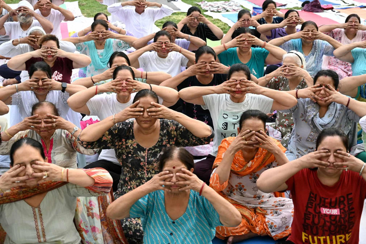 Người dân Ấn Độ tập Yoga trước Ngày Quốc tế Yoga 21-6 - Ảnh: AFP
