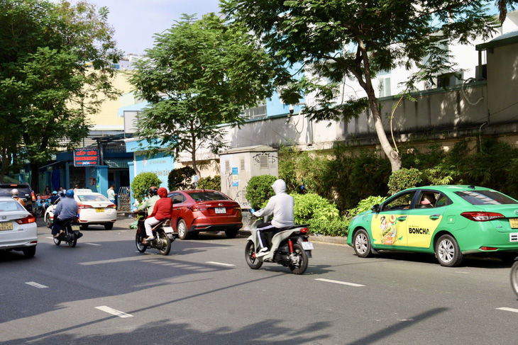 Taxi, xe dịch vụ đậu la liệt quanh Bệnh viện Từ Dũ, Bình Dân- Ảnh 6.