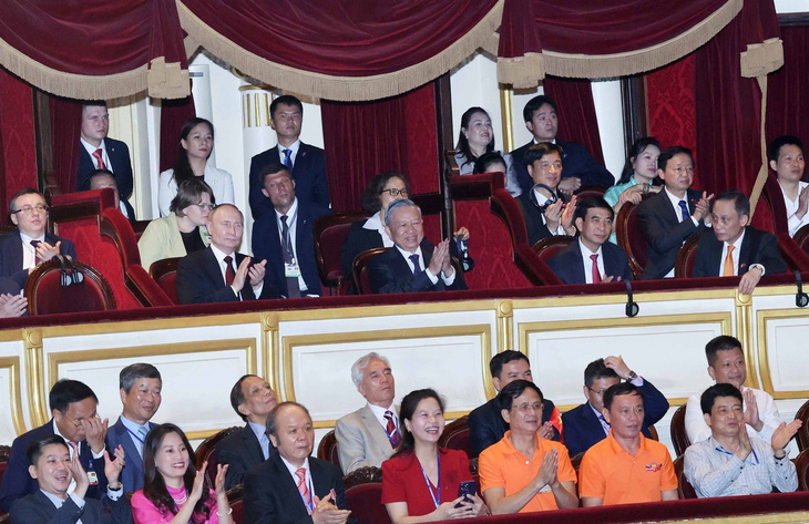 Chủ tịch nước Tô Lâm và Tổng thống Nga Vladimir Putin cùng các đại biểu thưởng thức chương trình biểu diễn nghệ thuật tại sự kiện - Ảnh: TTXVN