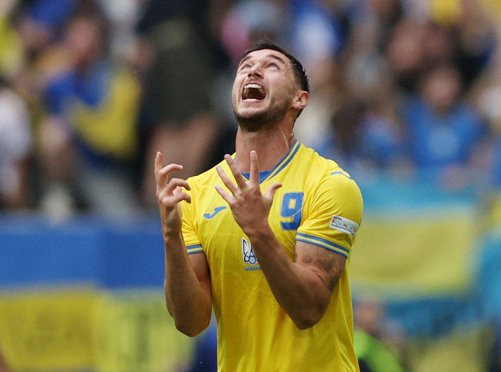Niềm vui của Roman Yaremchuk sau khi ghi bàn vào lưới Slovakia - Ảnh: REUTERS