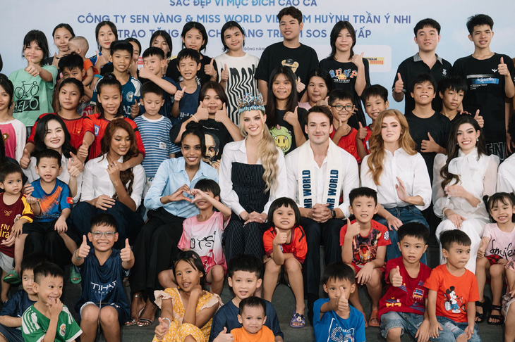 Hoa hậu Krystina Pyszkova cùng các em nhỏ tại Làng trẻ em SOS - Ảnh: BTC