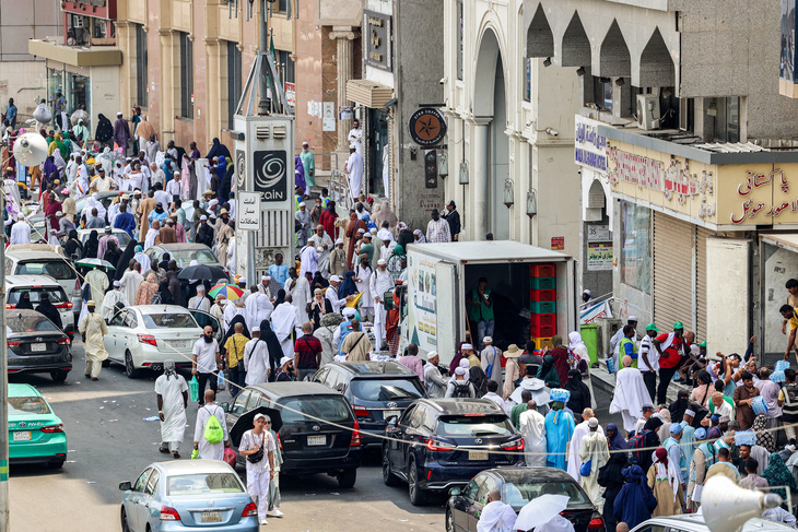 Hàng trăm tín đồ hành hương tụ tập tại một con phố ở thành phố Mecca, Saudi Arabia, ngày 20-6 - Ảnh: AFP