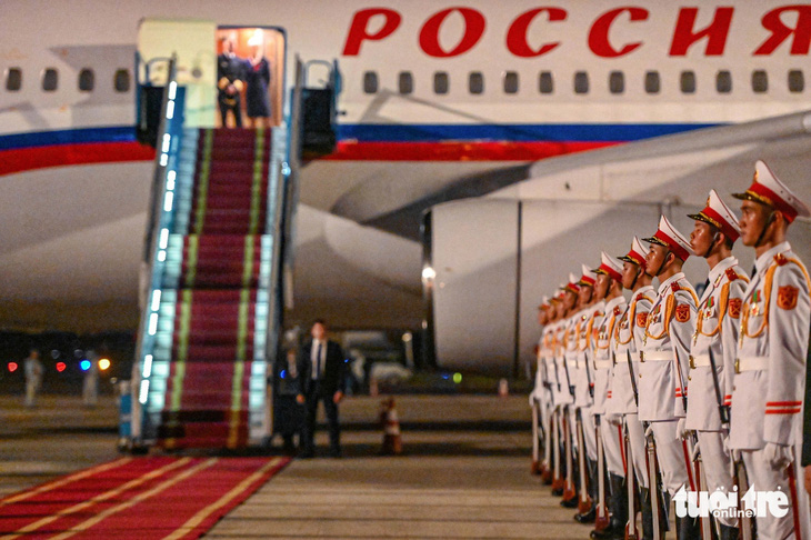 Đoàn nghi thức Việt Nam đứng nghiêm trang tại sân bay Nội Bài, trong lễ tiễn tổng thống Putin - Ảnh: HỒNG QUANG