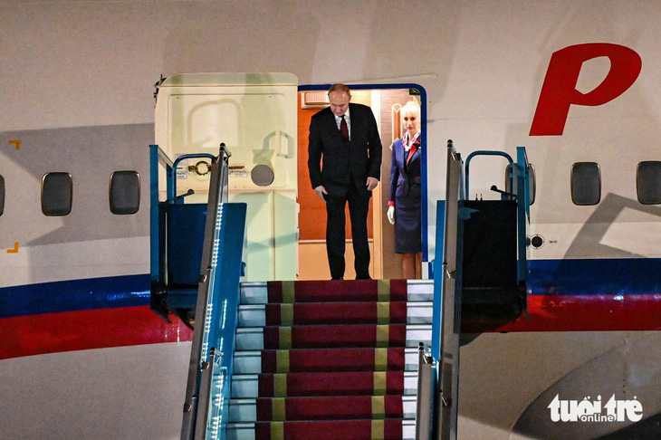 Tổng thống Putin cúi chào trước khi bước vào phía trong máy bay - Ảnh: HỒNG QUANG