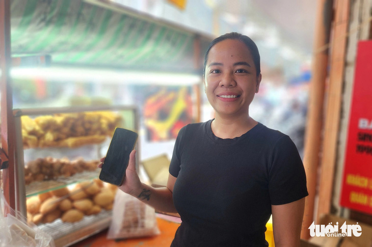 Ngày 21-6, chị Nguyễn Trường Như Hoài cho biết hiện tiệm đang dùng một điện thoại khác để soạn đơn bán hàng qua ứng dụng. 