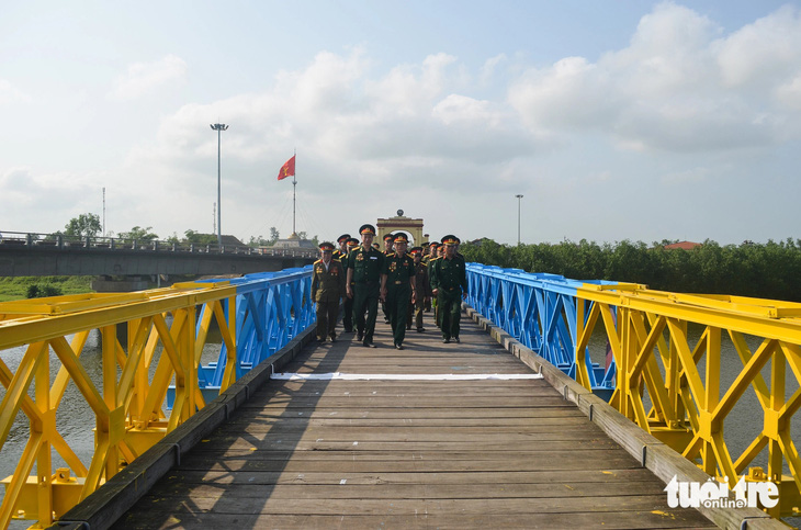 Cầu Hiền Lương được sơn 2 màu xanh vàng lần đầu năm 2014 - Ảnh: HOÀNG TÁO